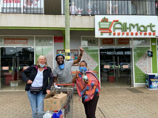 Der erste Einkauf ist getan und wie man sieht herrscht gute Laune.