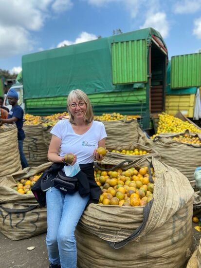 Die leuchtend gelben Orangen werden auf dem Markt in großen Säcken feil geboten.