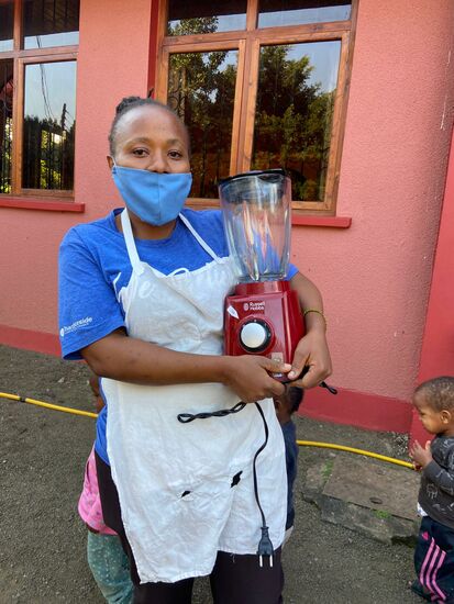 :Leah freut sich riesig über den Mixer, den ich im Namen unseres Vereins übergeben kann.