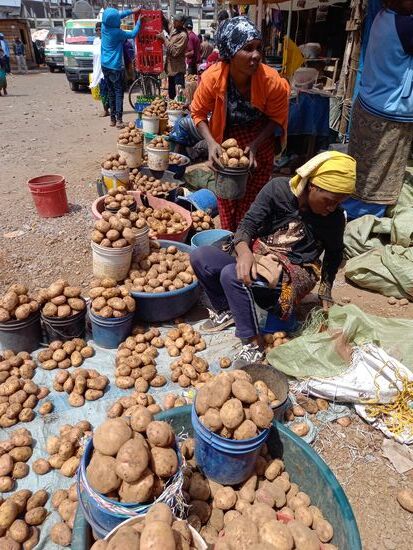 Hier kaufen wir gleich einen ganzen Sack Kartoffeln.