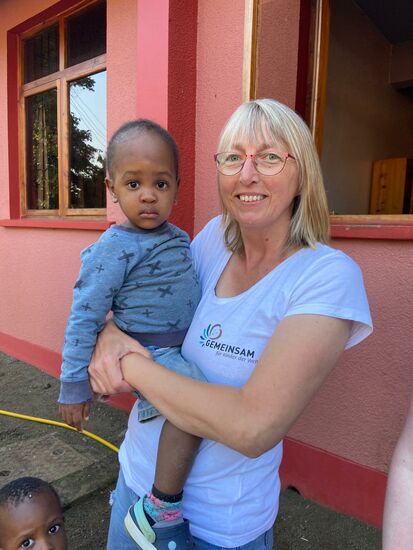 Ich habe ausserdem noch einige Mitbringsel die mir Freunde mit auf den Weg gegeben haben überreicht, u.a. ein Mixer, Kleidung und Lätzchen.