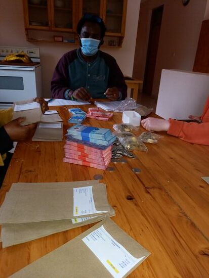 Nachdem die Lohnstreifen ausgedruckt und zugeschnitten, sowie die Lohntüten beschriftet sind, geht es ans zählen. Jede Zählung wird gegengecheckt, damit alles seine Richtigkeit hat.