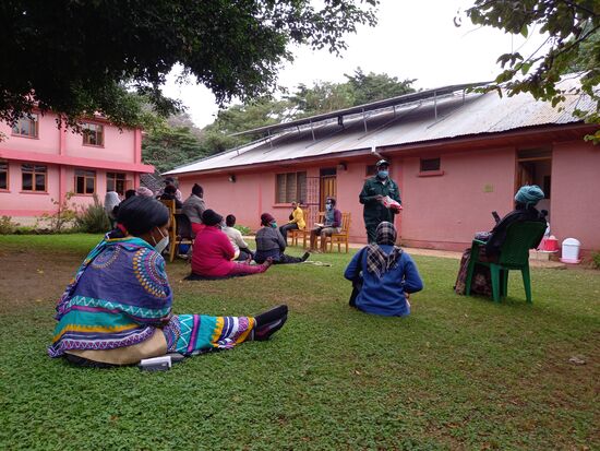 Die Angestellten treffen sich auf dem Rasen.