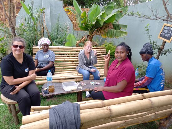 Bei UNO und Skibbo lernen wir die Zahlen auf Suhaheli - wir versuchen es zumindest  