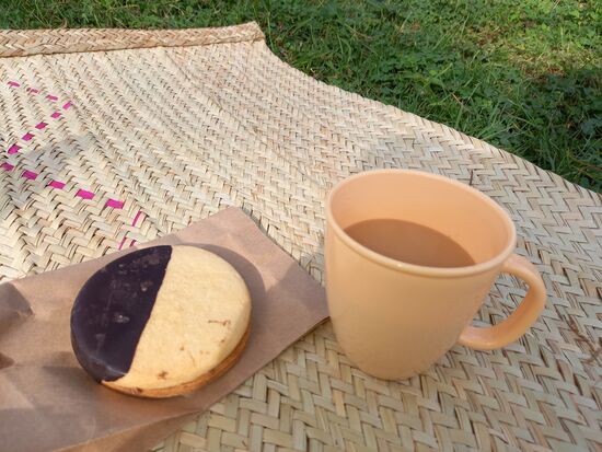 Dazu Kaffee und einen Kuchen von der Deutschen Bäckerei