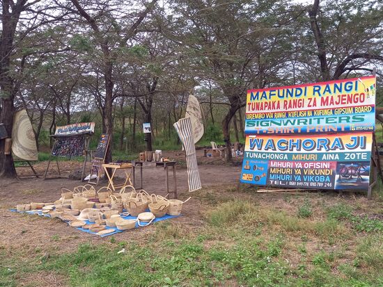 Hier steht Flechtware und Massai Schmuck und Sandalen zur Auswahl.