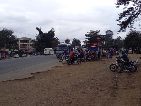 Von Usa River gehe ich über Letanga zum Cradle. Hier stehen jede Menge Motorräder und es ist auch eine Haltestelle für die Dalla Dallas.