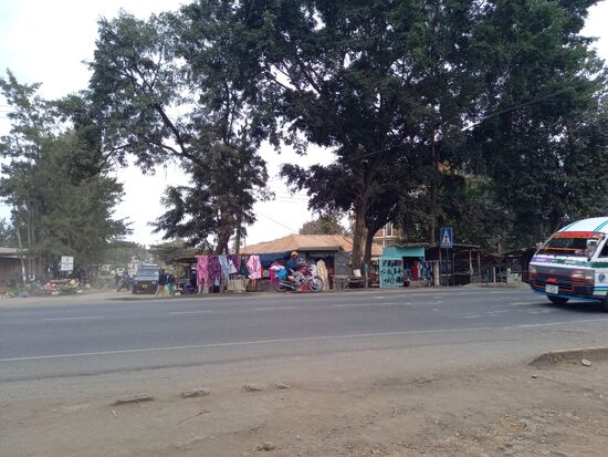 Auf der anderen Seite der Straße wird ebenfalls allerhand an Ware angeboten.