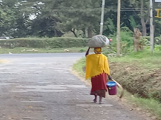 Nur noch wenige Schritte bis zum Cradle. Mich fasziniert immer wieder,  was die Frauen hier oft kilometerweit auf ihren Köpfen tragen.