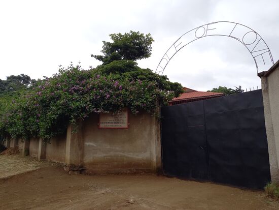 Schon stehe ich vor dem  Eingangstor vom Waisenhaus.