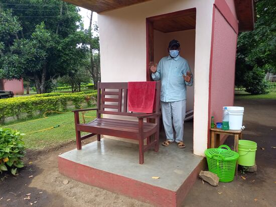 Justeen empfängt alle Besucher und Volontäre stets gut gelaunt mit Karibu sana.  Danach achtet er darauf, daß alle Hygiene Vorschriften auch eingehalten werden.