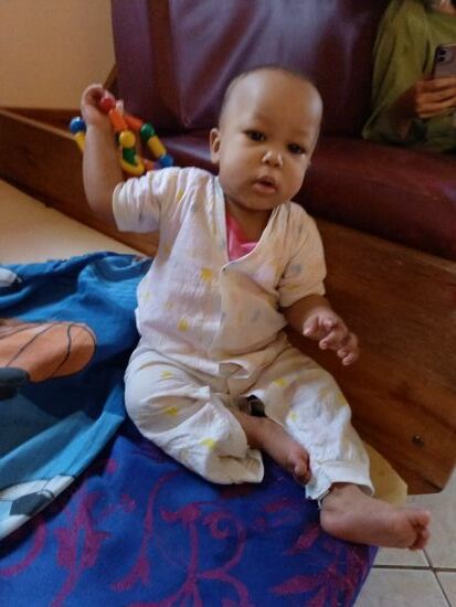 Jedes Kind möchte Aufmerksamkeit- es dauert ca. 2 Stunden bis alle Baby gefüttert und gewickelt sind.  Heute nachmittag waren wir zu viert, zwei Nannys und zwei Volontäre.