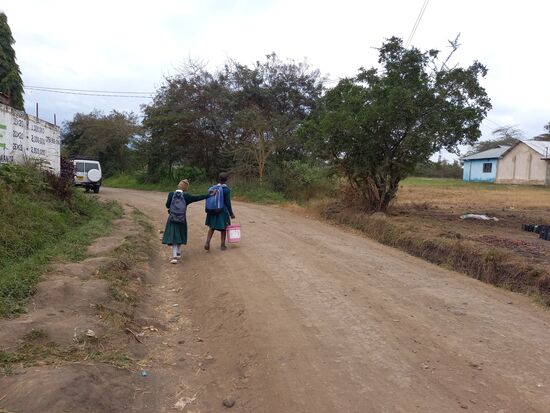 Es ist Schulschluss und so begegnen mir wieder viele Schüler mit "How are you" oder winken fröhlich.