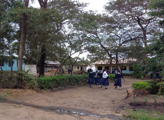 Ganz in der Nähe vom Hostel sind zwei Schulen und morgens kann ich oft den Gesang der Schüler hören.