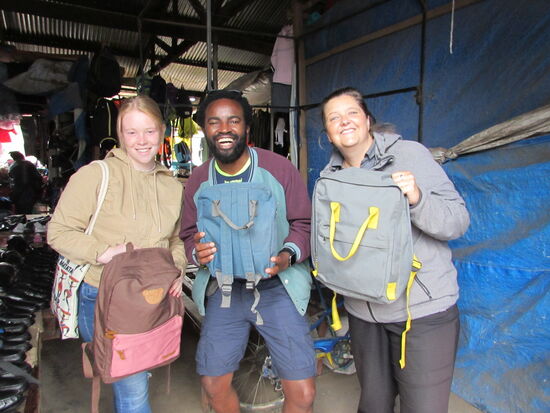 Hurra - die Rucksäcke sind gekauft. Aber ich bin sehr erstaunt, wie teuer hier gebrauchte Ware ist. Ein Rucksack kostet 7,50€. So kommt es, das für Einheimische selbst dieses Angebot oft unerschwinglich ist. Aber wer sich mit Marken auskennt, kann auch echte Schnäppchen machen. Es gibt zum Beispiel auch ein riesiges Sortiment an Trekking Bedarf und dort lässt sich mit Sicherheit gute Ware für kleines Geld einkaufen.