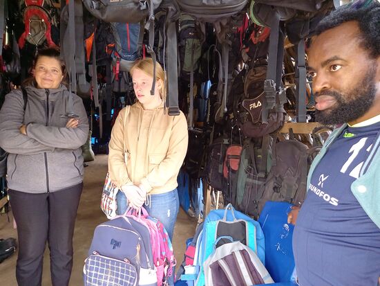 Erster Versuch  - die Rucksäcke sind ausgesucht, aber Psteen verhandelt noch den Preis - ohne Erfolg, wir ziehen somit weiter.