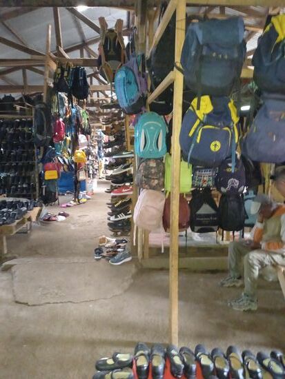 Auf zum nächsten Anbieter, die einem schon entgegen kommen.  Denn es hat sich fix herum gesprochen, das wir Rucksäcke suchen  