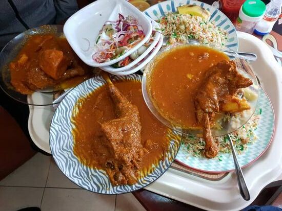 Es wird serviert - Birikani Kuku   - Kuku ist Hähnchen 