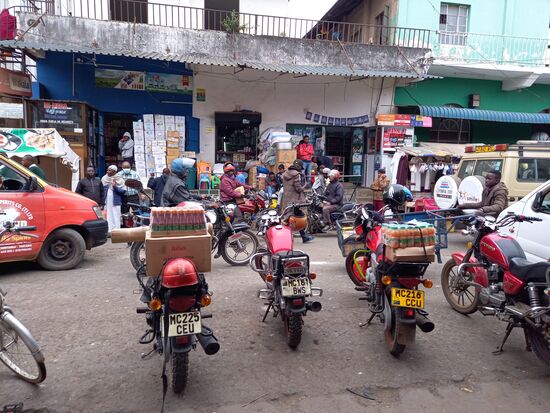 Das Geschehen auf der Straße direkt vor dem Großmarkt.