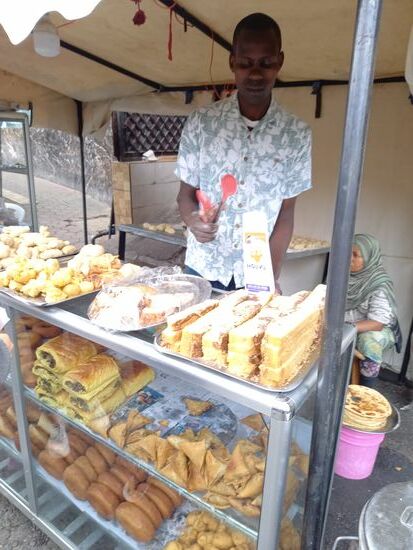 Gegenüber wird lecker Kuchen angeboten