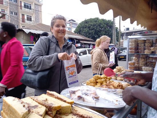 Da können wir nicht anders, wir greifen zu. Der Kuchen ist echt lecker.