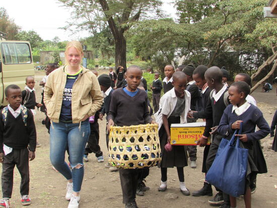 Binnen weniger Minuten folgen uns viele Kinder.