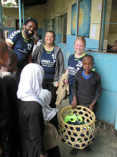 Wir warten auf den Direktor.