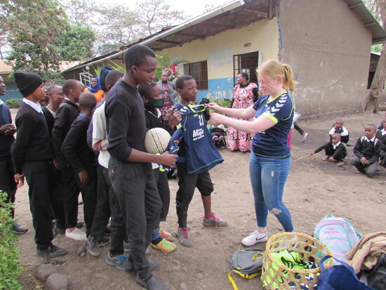 Wenig später verteilt Anneke schon die Trikots  - die Jungs freuen sich total.