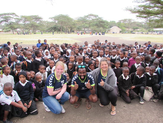Die anderen Kinder sitzen in einer riesen Gruppe zusammen und verfolgen das Geschehen.  Da nutzen wir die Gelegenheit für ein paar Fotos 