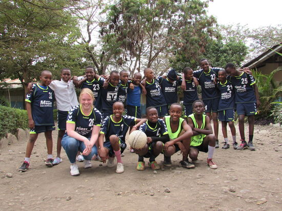 Die Fußball Mannschaft ist fertig für ein Spiel. Als sie umgezogen aus dem Klassenzimmer kamen, johlte der Rest der Kinder als würde die Nationalelf auflaufen.  Das war ein sehr berührender Moment.