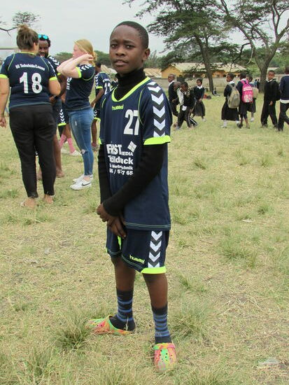 Er bringt sich wie ein Profi in Pose 