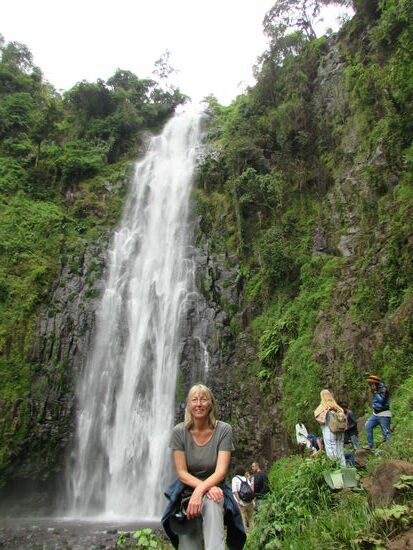 Nach einer Stunde haben wir den tossenden Wasserfall erreicht. Hier unten ist es deutlich kälter und durch die Gischt des herabstürzenden Wassers auch feuchter.