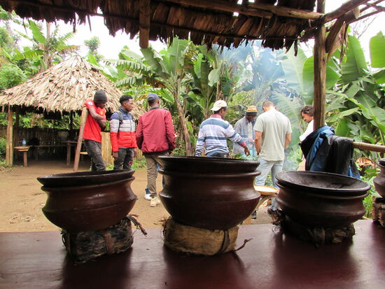 Das Essen wird in traditionellen Tongefäßen serviert.