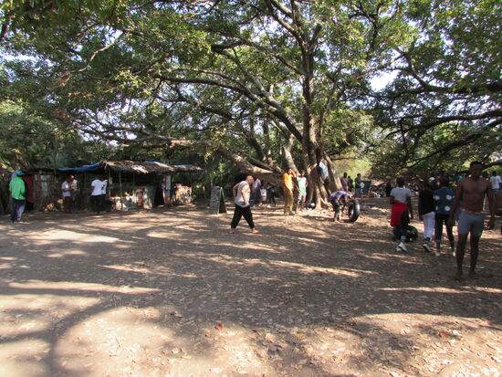 Die heiße Quelle ist von einigen Buden flankiert, an denen man Getränke und Souvenirs erstehen kann.