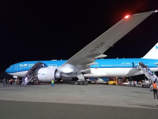 Es ist schon stock dunkel als wir landen.