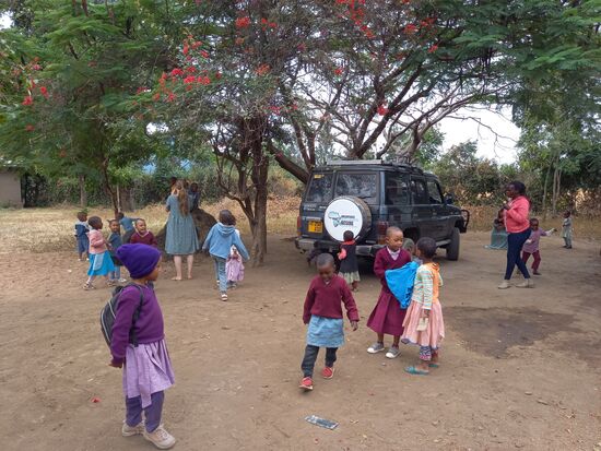 Ganz ohne Spielzeug beschäftigen sich die Kinder miteinander.