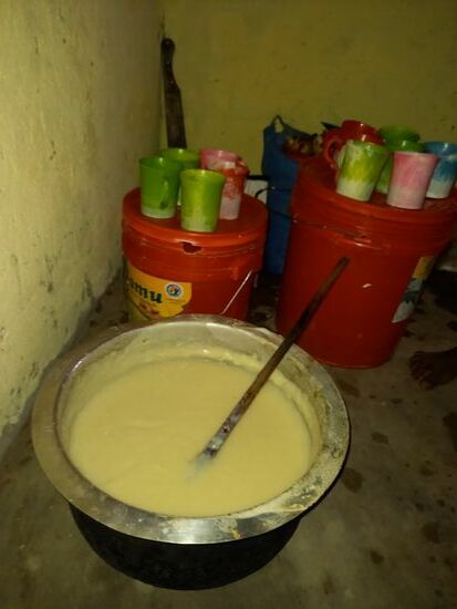 Das Porridge wurde draußen über dem offenen Feuer gekocht.