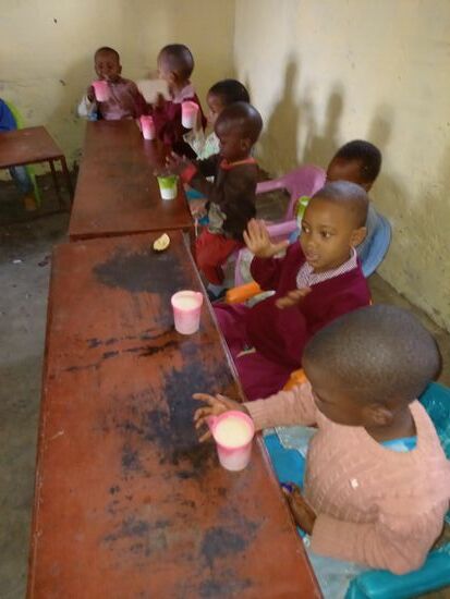 Heute gab es mal eine volle Tasse - ansonsten reicht es oft nur für eine halbe Tasse, so berichtet Nancy. Denn diese Mahlzeit wird ausschließlich von Spenden finanziert. Leider bleiben die Tassen auch allzu oft leer.