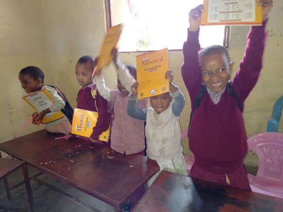 Neue Hefte , Bleistifte und leuchtende Augen 