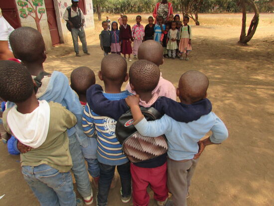 Es werden zwei Mannschaften aufgestellt.