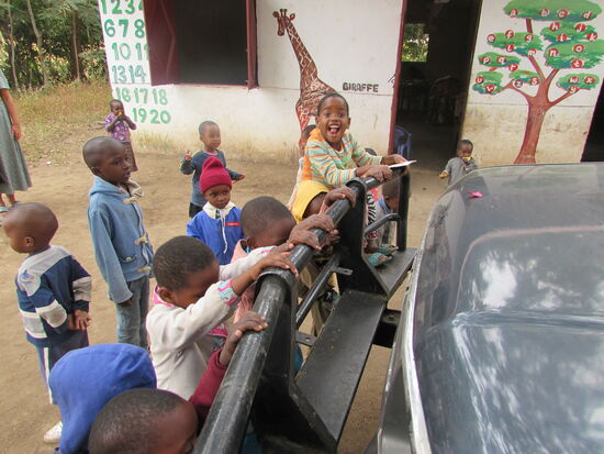 Das Fahrzeug wird auch gleich inspiziert. Da bringt unser Fahrer es lieber etwas in Sicherheit 