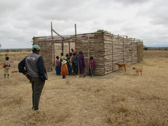 So sieht die Schule und Kirche in Moita aus  