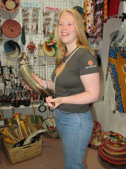 In der Markthalle sind unzählige bunte Stände. Wir haben viel Spaß!