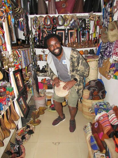 Psteen ist immer guter Laune und trommelt eine Runde für uns 