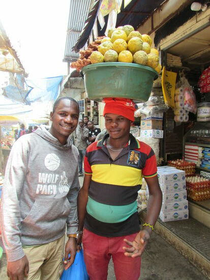 Leichtfüßig tragen die Tansanier ihre Waren auf dem Kopf umher.