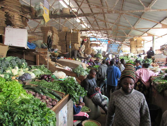 Kreuz und quer folgen wir dem Guide über den Markt.