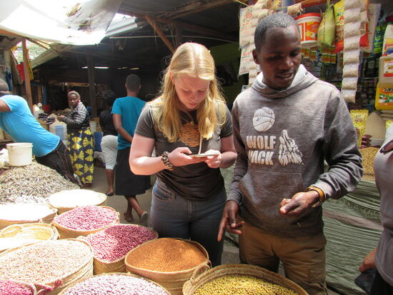 Bei diesen Farben kann auch Anneke nicht anders, das muss im Bild festgehalten werden 