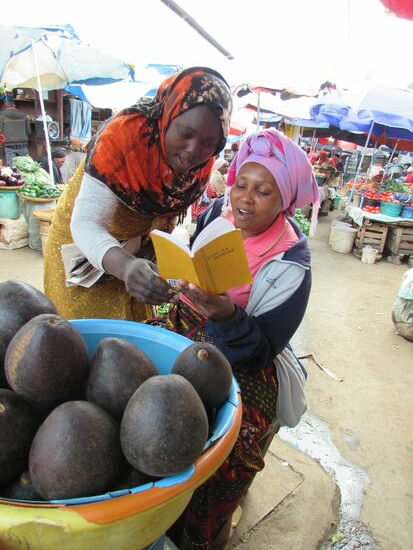 Dann hatten wir richtig Spaß - diese beiden Marktfrauen fangen an zu singen und es dauert nicht lang, da waren auch wir gefragt 
