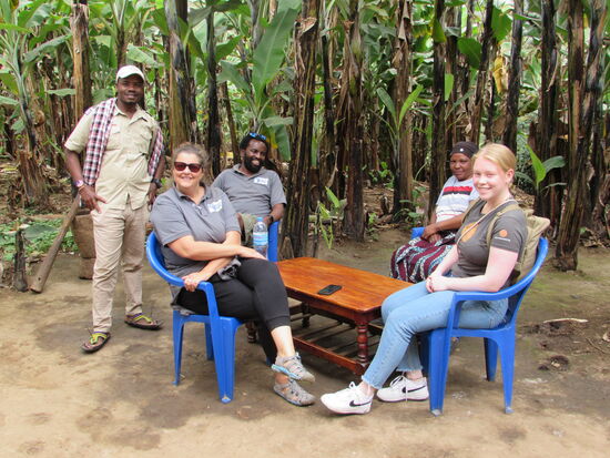 Der Guide empfängt uns gut gelaunt bei der Farmer Familie.
