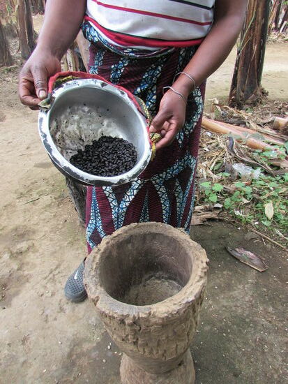 Der geröstete Kaffee wird nun gemahlen